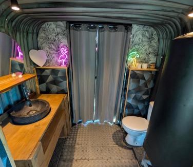Saint-Usage Other | Magnifique bus insolite avec jacuzzi