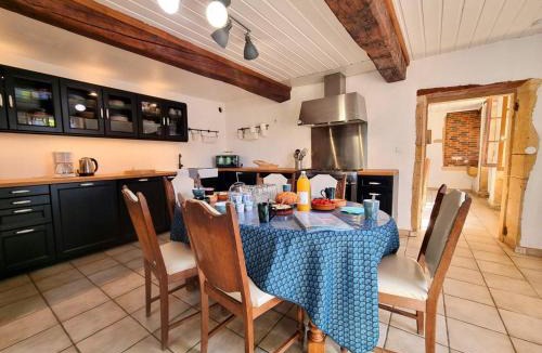 Saint-Hilaire-sous-Charlieu House | Maison paisible avec animaux admis - 15 pers. - FR-1-496-405