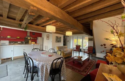 Monetay-sur-Loire House | Maison bourbonnaise rénovée avec terrasse, Wifi et parking - FR-1-489-107