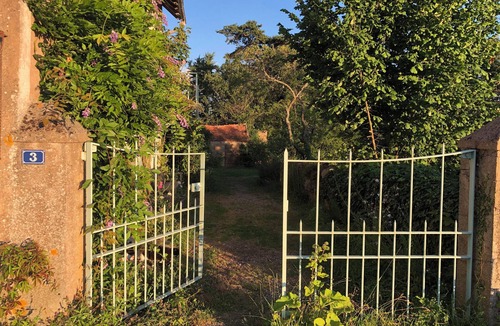 Thoste House | Maison Chaleureuse Dans Joli Village Bourguignon, Grand Jardin un peu Romantique