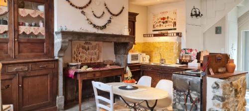 Mauzun House | Maison charmante à Mauzun avec jardin et patio fleuri