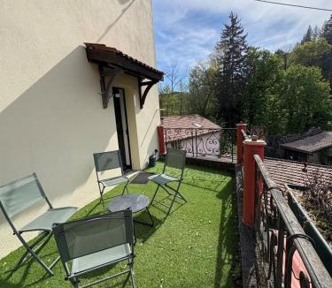 La Monnerie-le-Montel House | Maison cosy et moderne avec balcon et vue - 5 pers