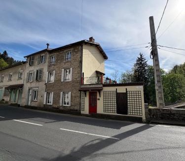 La Monnerie-le-Montel House | Maison cosy et moderne avec balcon et vue - 5 pers