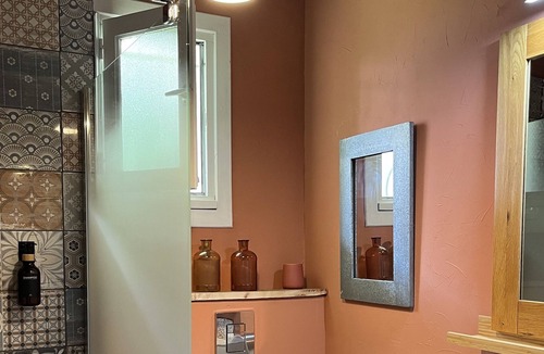 Rives House | Maison D'artiste : Votre Oasis de Calme, Cosy, Verdure et Terrasse Privative