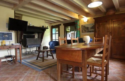 Villeneuve-dʼAllier House | Maison de caractère avec terrasse à 300m de l'Allier, idéale pour pêche, détente et activités familiales - FR-1-582-208