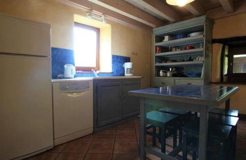 Villeneuve-dʼAllier House | Maison de caractère avec terrasse à 300m de l'Allier, idéale pour pêche, détente et activités familiales - FR-1-582-208