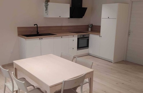 Parnans House | Maison de Charme Entièrement Rénovée Dans un Village Calme Idéalement Située