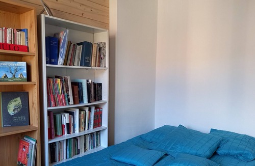 Crest Villa | 'Maison De Ville' with Small Garden, Private Terrace and Wi-Fi