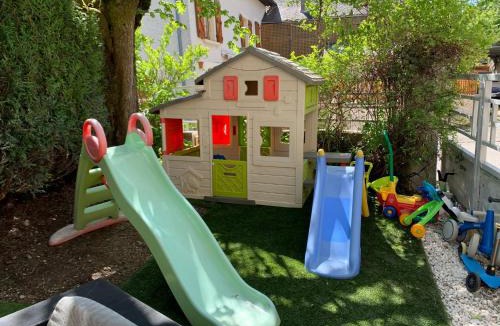 Le Pin House | Maison du Bonheur, Gîtes