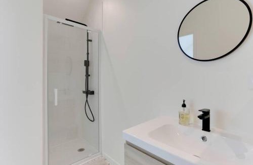 Saint-Jacques-de-la-Lande Apartment | Maison Joseph - Chambre 1