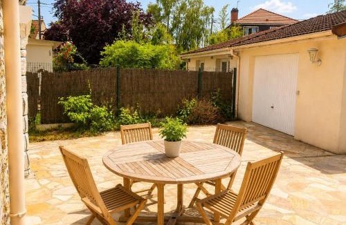 Sainte-Genevieve-des-Bois House | Maison 8p avec jardin, 2 salons & parking