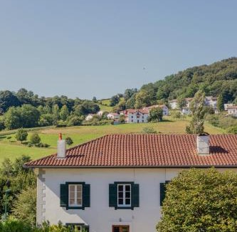 Hasparren House | Maison Gamboia, chambres d'hôtes au calme avec jardin