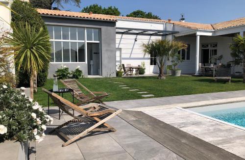 Lagord Bed & Breakfast | Maison M, chambre privée accès jardin piscine et jacuzzi près de La Rochelle