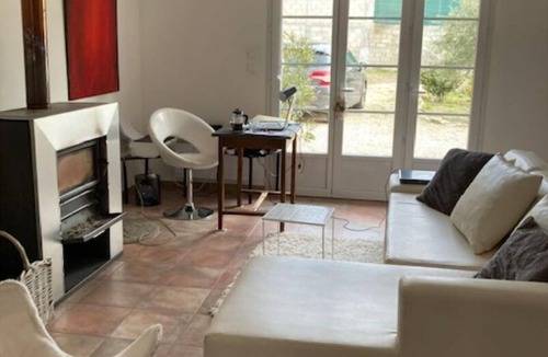 Methamis House | Maison Mitoyenne Avec Cour et Grand Garage, Idéale Pour les Randonnées