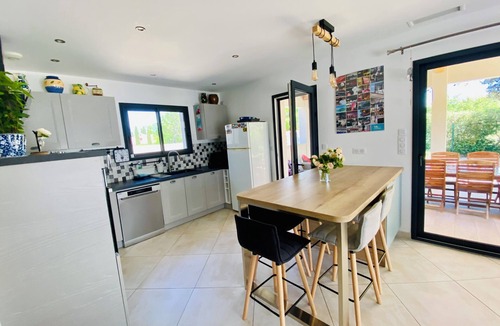Mazan House | Maison Neuve de Campagne Climatisé, 6 Personnes Avec Piscine, 3 Chambres, 2wc