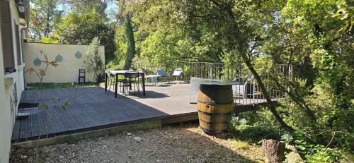 Saint-Maurice-sur-Eygues House | maisonnette provençale sous les chênes