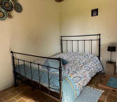 Chateauneuf-du-Rhone Bed & Breakfast | Maisonnette indépendante au calme, grand jardin ombragé dans la plaine agricole