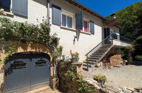 Sainte-Eulalie-d'Olt Cottage | MAS DE BARTHE COTTAGE: IN THE HEART OF THE COUNTRYSIDE BY A STREAM *
