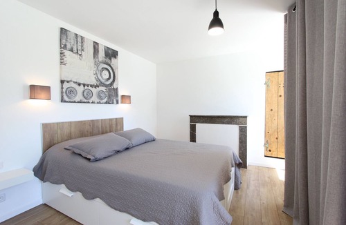 Caromb House | Mas des Glycines " Between vineyards and village