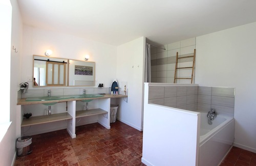 Caromb House | Mas des Glycines " Between vineyards and village