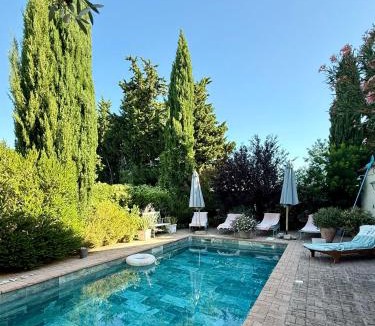 Vacqueyras Bed & Breakfast | Mas L EPICURE- Charming Provence B&B, Apartment, Pool & Vines
