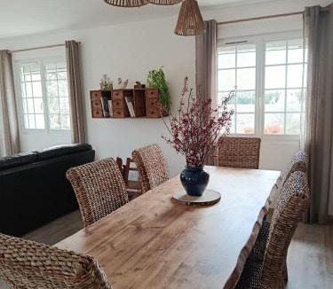 Montbrison-sur-Lez House | Mas provençal climatisé entièrement rénové au calme 8 pers