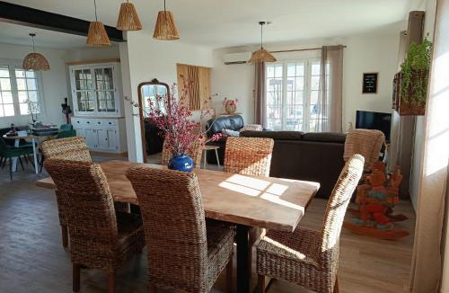 Montbrison-sur-Lez House | Mas provençal climatisé entièrement rénové au calme 8 pers