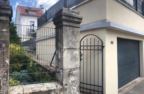 Luxeuil-les-Bains Apartment | Meublés et jardin - Plancha