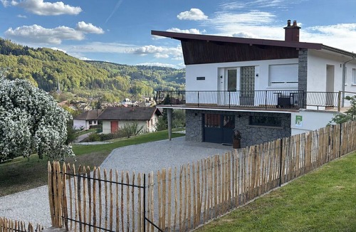Le Val-d'Ajol Cottage | Mid-Century Stay in Val-d'Ajol with Parking and Pets Welcome