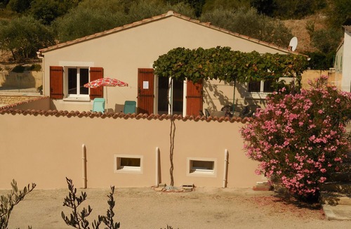 Le Barroux House | mit Pool am Fuße des Mt Ventoux by Interhome