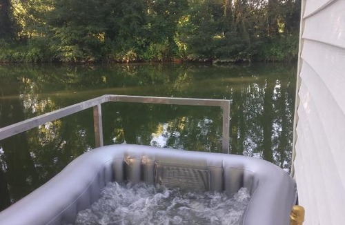 Seurre Boat Rental | Mobil-home flottant SEURRE vue panoramique sur l'eau jacuzzi privé en option