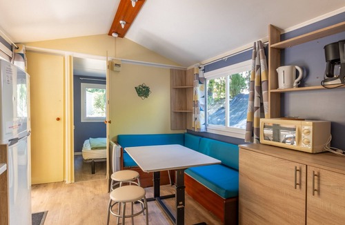Lavilledieu RV Rental | Mobile Home 'A - 1-6 Pers' with Shared Pool, Private Terrace and Shared Garden