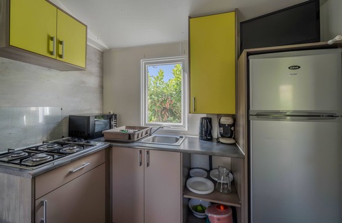 Roquefeuil House | Mobile Home 'Climatisé 4 Pers' with Shared Terrace, Private Garden and Wi-Fi
