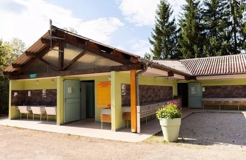Clairvaux-les-Lacs House | Mobile Home | Comfort | 2 Bedrooms | 4 Guests | Raised Deck | A/C