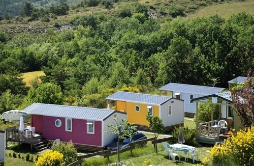 Rosans House | Mobilheim Komfort "Poppy's" 22m2 - 2 Schlafzimmer - überdachte Terrasse 4 Personen