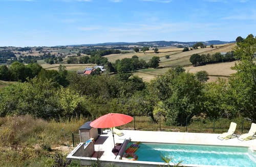 Cuzy Apartment | Modern apartment in Cuzy with a shared pool