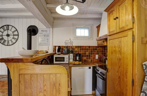 Belmont-de-la-Loire Cottage | Modern country house with pets allowed, terrace and internet