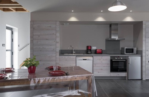 Chapeau Cottage | Modern farmhouse with fireplace and wifi