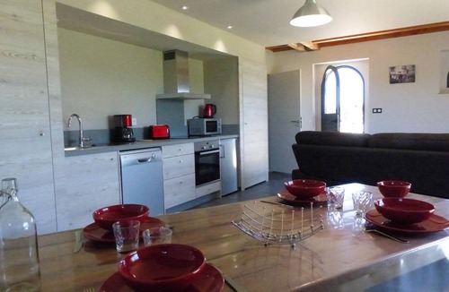 Chapeau Cottage | Modern farmhouse with fireplace and wifi