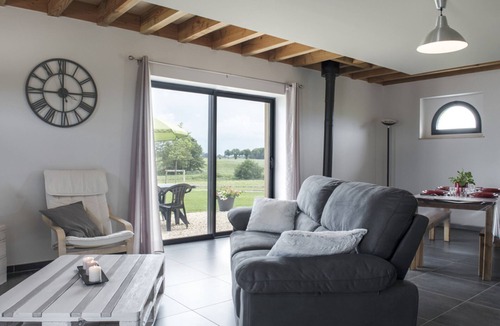 Chapeau Cottage | Modern farmhouse with fireplace and wifi