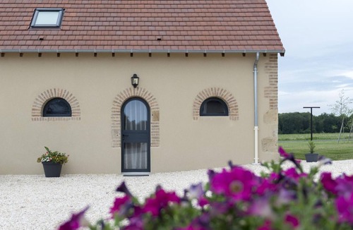 Chapeau Cottage | Modern farmhouse with fireplace and wifi