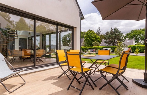 Mesquer Cottage | Modern Home Near Beach, Private Garden, Terrace, BBQ, Bikes, WiFi - 3BR, 3BA Sleeps 6