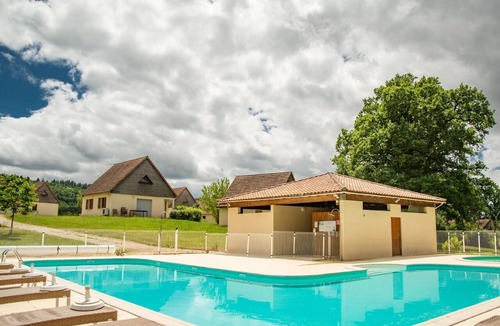 Lacapelle-Marival House | Modern house on holiday park with swimming pool
