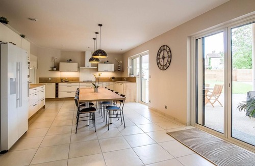 Gy Cottage | Modern house with enclosed garden, 4 bedrooms, near Gy Castle