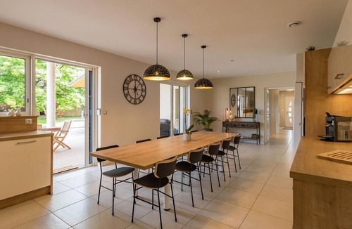 Gy Cottage | Modern house with enclosed garden, 4 bedrooms, near Gy Castle