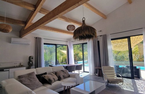 Pierrelongue Villa | Modern loft villa with terrace and swimming pool, unobstructed view of nature
