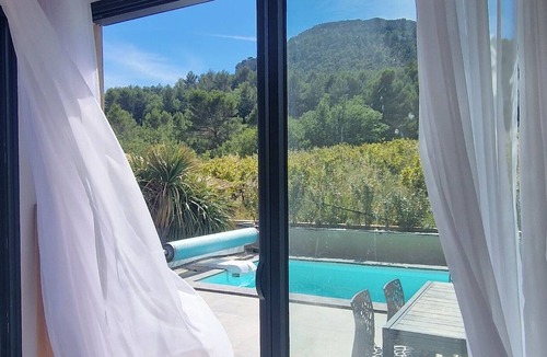 Pierrelongue Villa | Modern loft villa with terrace and swimming pool, unobstructed view of nature