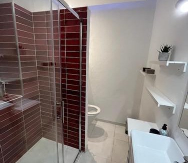 Ep 21 - Saint-Paul House | Mon appARTement - chambre avec salle de bains et wc dans un appartement atypique