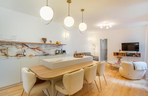 Quartier de Rochechouart Apartment | Montmartre Rochechouart - 1 Bed Apt Sleeps 2