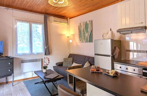 Pesmes Cottage | Nature retreat chalet with terrace, air conditioning, private parking